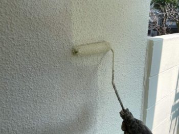 横浜市港南区I様邸超低汚染リファイン1000Si-IR外壁塗装上塗り1回目