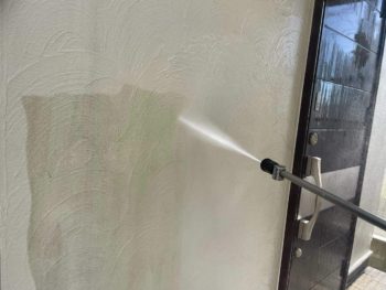 横浜市鶴見区T様邸超低汚染リファイン艶消1000MS-IR外壁塗装前高圧洗浄作業