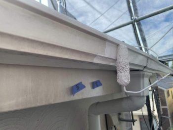 横浜市鶴見区T様邸軒樋塗装上塗り1回目