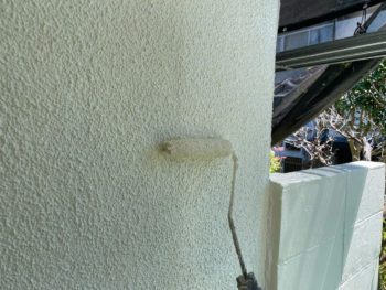 横浜市港南区I様邸超低汚染リファイン1000Si-IR外壁塗装上塗り2回目
