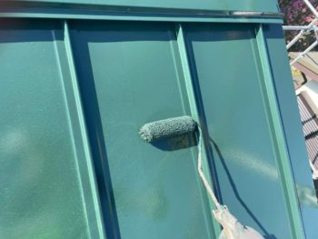 横浜市港南区I様邸スーパーシャネツサーモSi屋根塗装上塗り2回目