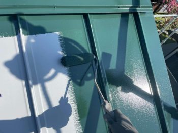 横浜市港南区I様邸スーパーシャネツサーモSi屋根塗装上塗り1回目