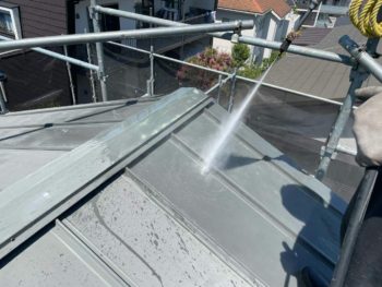 横浜市港南区I様邸スーパーシャネツサーモSi屋根塗装前高圧洗浄作業
