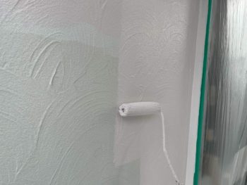 横浜市鶴見区T様邸超低汚染リファイン艶消1000MS-IR外壁塗装上塗り1回目