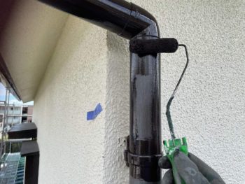 横浜市港南区I様邸竪樋塗装上塗り1回目