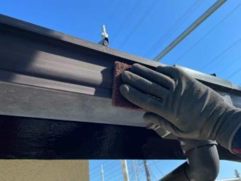 横浜市港南区I様邸軒樋塗装前ケレン作業