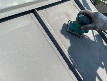 横浜市港南区I様邸スーパーシャネツサーモSi屋根塗装前ケレン作業