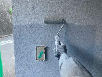 横浜市港南区M様邸パーフェクトトゥルーマット外壁塗装上塗り2回目