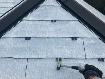 横浜市港南区M様邸サーモアイSI屋根塗装前サスペーサー挿入作業