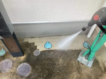 横浜市港南区M様邸パーフェクトトゥルーマット外壁塗装前土間高圧洗浄作業
