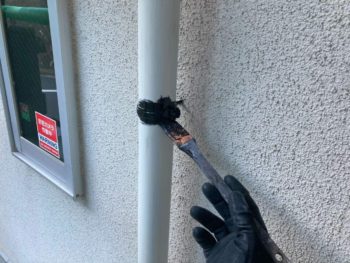 横浜市港南区M様邸竪樋支柱金物錆止め塗装