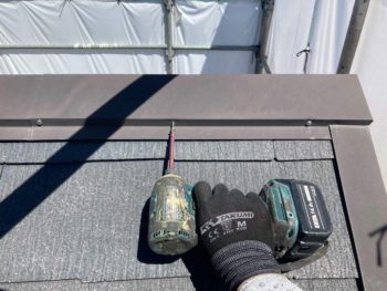 横浜市港南区棟板金塗装前ビス止め作業