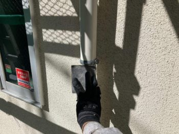 横浜市港南区M様邸竪樋塗装前ケレン作業