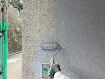 横浜市港南区M様邸パーフェクトトゥルーマット外壁塗装上塗り1回目