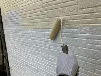 横浜市栄区H様邸超低汚染リファイン1000Si-IR外壁塗装上塗り1回目