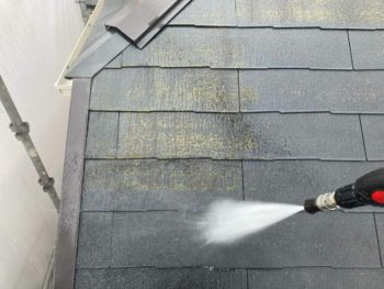 横浜市港南区M様邸サーモアイSi屋根塗装前高圧洗浄作業