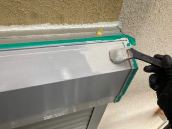 横浜市港南区M様邸シャッターボックス塗装上塗り2回目