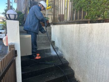 横浜市栄区H様邸パーフェクトセラミックトップG外壁塗装前高圧洗浄作業
