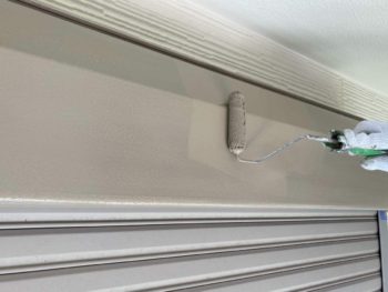 横浜市緑区T様邸シャッターボックス塗装上塗り2回目