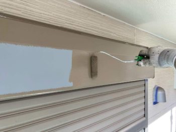 横浜市緑区T様邸シャッターボックス塗装上塗り1回目