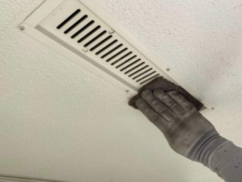 横浜市緑区T様邸軒天換気口塗装前ケレン作業