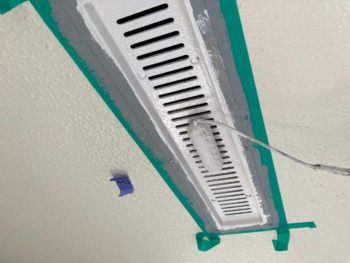 横浜市緑区T様邸軒天換気口塗装上塗り1回目