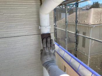 横浜市緑区T様邸竪樋塗装前ケレン作業