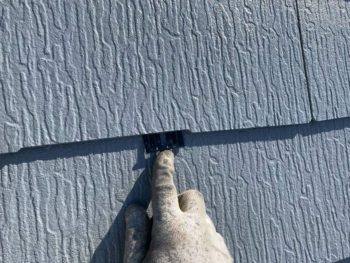 横浜市緑区T様邸スーパーシャネツサーモF屋根塗装前タスペーサー挿入作業