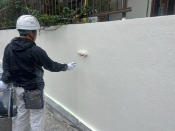 横浜市栄区H様邸塀塗装上塗り2回目