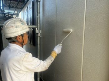 横浜市栄区H様邸パーフェクトセラミックトップG外壁塗装上塗り1回目
