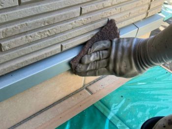 横浜市緑区T様邸水切り塗装前ケレン作業