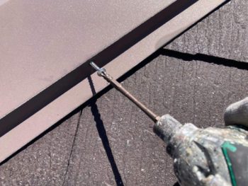 横浜市緑区T様邸棟板金塗装前ビス止め作業