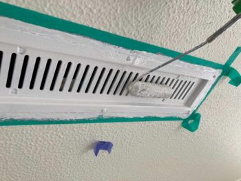 横浜市緑区T様邸軒天換気口塗装上塗り2回目