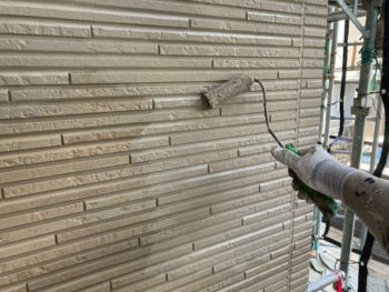 横浜市緑区T様邸超低汚染リファイン艶消1000MS-IR外壁塗装上塗り1回目