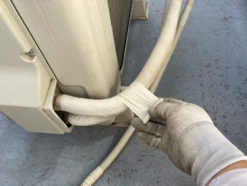 横浜市緑区T様邸超低汚染リファイン艶消1000MS-IR外壁塗装後エアコン冷媒管テープ巻き戻し作業