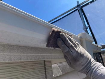 横浜市緑区T様邸軒樋塗装前ケレン作業