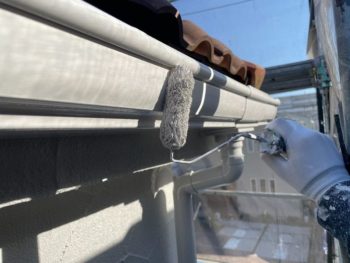 横浜市旭区Y様邸軒樋塗装上塗り2回目