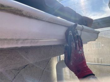 横浜市旭区Y様邸軒樋塗装前ケレン作業