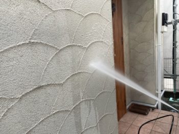 横浜市旭区Y様邸超低汚染リファイン艶消1000MS-IR外壁塗装前高圧洗浄作業