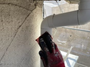 横浜市旭区Y様邸竪樋塗装前ケレン作業