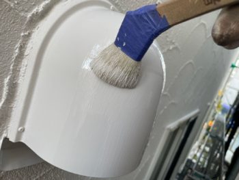 横浜市旭区Y様邸換気フード塗装上塗り2回目