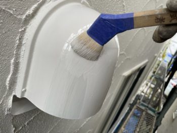 横浜市旭区Y様邸換気フード塗装上塗り1回目