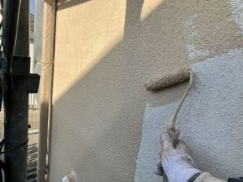 横浜市保土ヶ谷区H様邸インディフレッシュセラ外壁塗装上塗り1回目