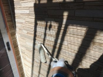 横浜市磯子区O様邸UVプロテクト4Fクリヤー外壁塗装下塗り1回目