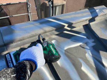 横浜市鶴見区J様邸棟板金塗装前ビス止め作業