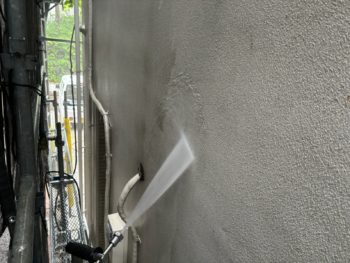 横浜市鶴見区J様邸パーフェクトセラミックトップG外壁塗装前高圧洗浄作業