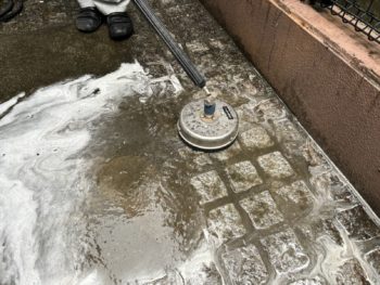 横浜市鶴見区J様邸パーフェクトセラミックトップG外壁塗装前土間高圧洗浄作業