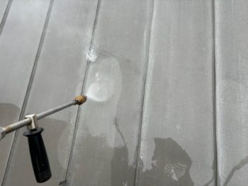 横浜市鶴見区J様邸サーモアイ4F屋根塗装前高圧洗浄作業
