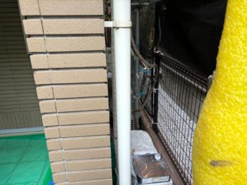 横浜市鶴見区J様邸竪樋塗装施工前画像