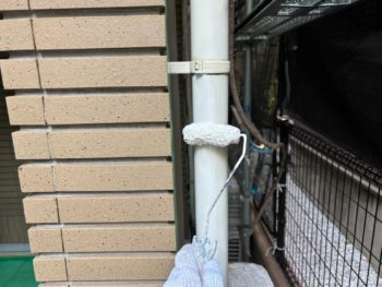 横浜市鶴見区J様邸竪樋塗装上塗り1回目